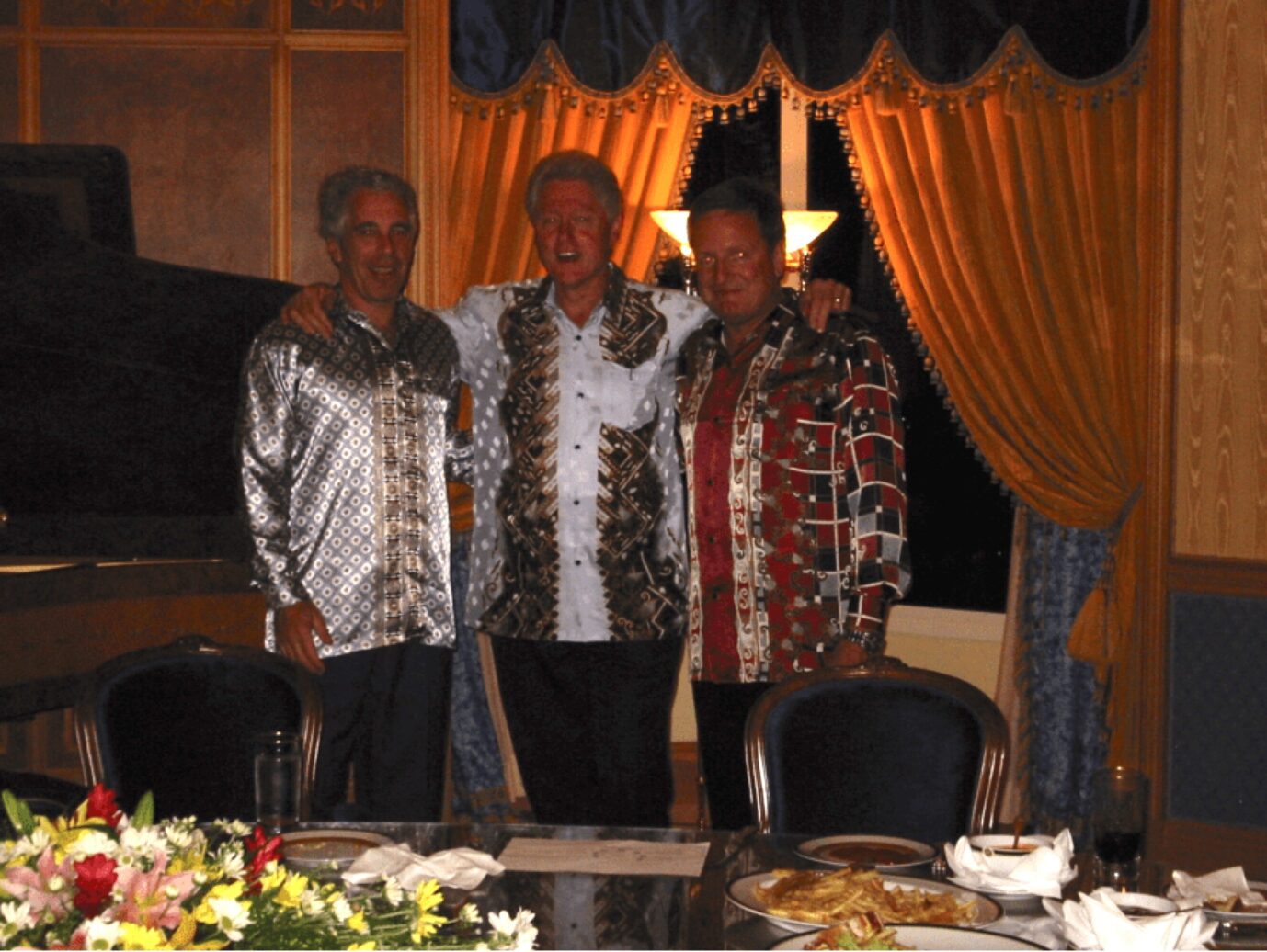 Ex-US-Präsident Bill Clinton (m.) war einer der prominenten Kontakte des Sextäters Jeffrey Epstein (l.).