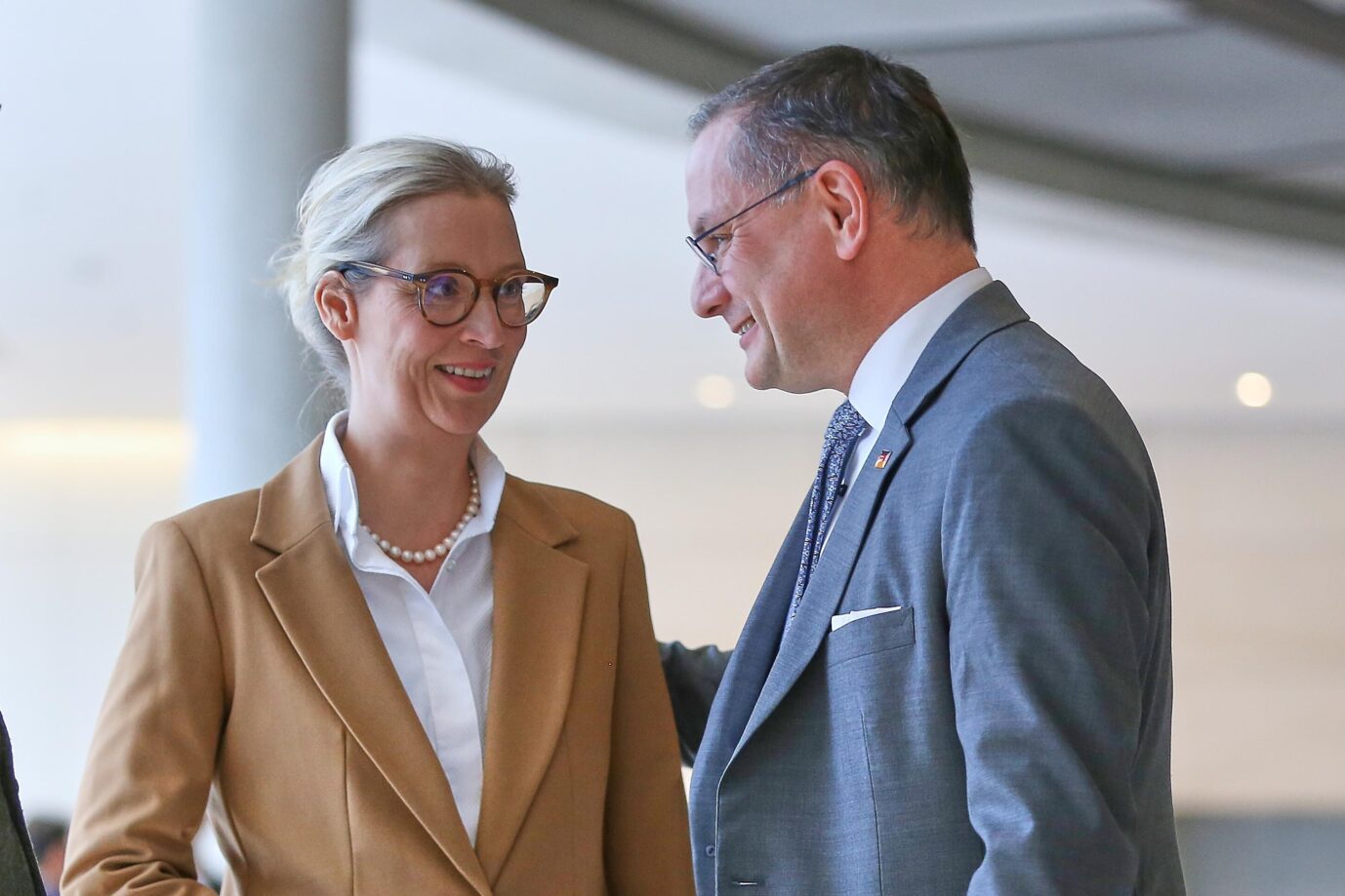 Zwei Politiker der AfD im Gespräch bei einer Veranstaltung in einem modernen Innenraum. Kontext AfD Bundesvorsitzende Alice Weidel und Fraktionschef Tino Chrupalla im Umfeld einer Insa-Umfrage zu Regierungsbeteiligung, Kanzlerpräferenz und Sonntagsfrage. Alice Weidel und Tino Chrupalla im Gespräch: Die AfD schneidet beim Wunsch nach Regierungsbeteiligung besser ab als Grüne und Linkspartei. Foto: picture alliance / dts-Agentur | -
