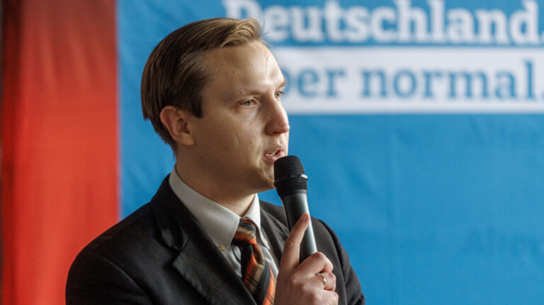 Kevin Dorow (AfD), Beisitzer im Landesvorstand der AfD Schleswig-Holstein, spricht auf der Gründungsveranstaltung des Schleswig-Holsteinischen Landesverbands der "Generation Deutschland", der Jugendorganisation der AfD.