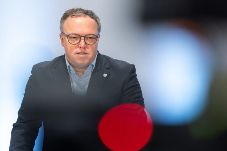 Mario Voigt (CDU), Ministerpräsident von Thüringen, spricht in der Thüringer Staatskanzlei. Die Technische Universität Chemnitz hat Thüringens Ministerpräsident Voigt seinen Angaben zufolge den Doktorgrad aberkannt.