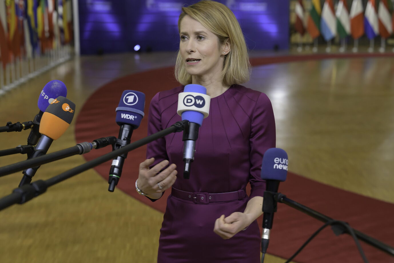 Die Außenbeauftragte der Europäischen Union, Kaja Kallas, steht vor mehreren Mikrofonen und äußert sich – vielleicht ja zu der Idee einer europäischen Armee