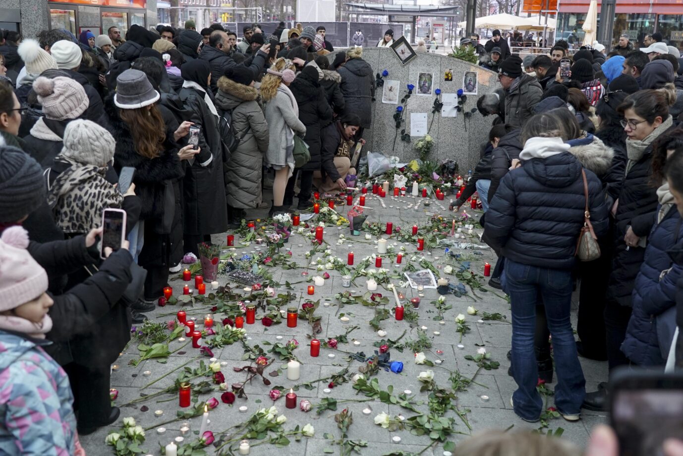 Passanten trauern am U-Bahnhof Wandsbek Markt in Hamburg.
