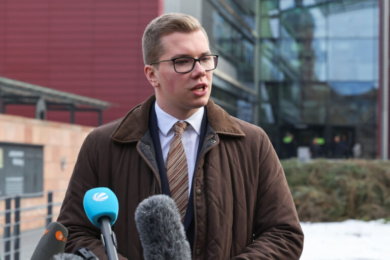 Der AfD-Abgeordnete Daniel Halemba gibt nach der Urteilsverkündung ein Statement vor dem Amtsgericht Würzburg.Das Amtsgericht hat Halemba wegen Geldwäsche und Nötigung zu einer Geldstrafe von 160 Tagessätzen verurteilt. Vom Vorwurf der Volksverhetzung und der versuchten Nötigung dagegen wurde der 24-Jährige freigesprochen.