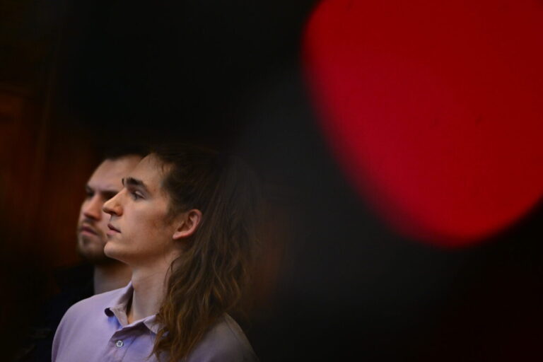 Simeon „Maja“ T. sitzt im Gerichtssaal und blickt zur Seite, im Vordergrund unscharfe Farbflächen. Der wegen linksextremer Gewalttaten in Ungarn zu acht Jahren Haft verurteilte Deutsche steht im Mittelpunkt einer Solidarisierung der Linkspartei im Europäischen Parlament. Simeon „Maja“ T. bei der Urteilsverkündung in Ungarn: Die Linkspartei solidarisiert sich mit dem verurteilten Linksextremisten. Foto: picture alliance/dpa | Marton Monus