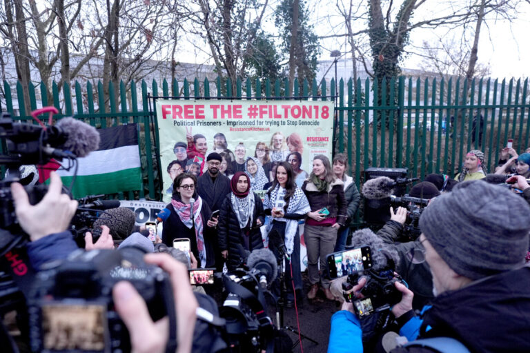 Eine der angeklagten Angreifer, hier am Mikrofon, wendet sich nach dem Freispruch durch das Gericht an ihre Unterstützer.