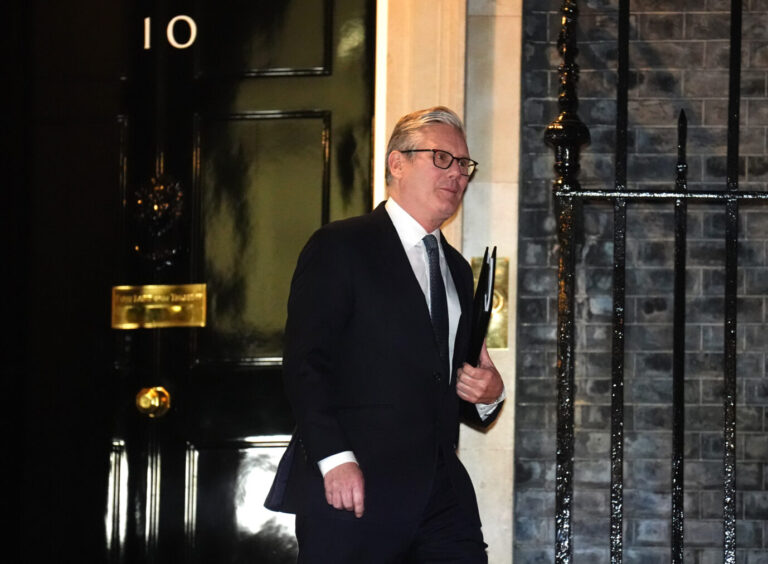 Rücktrittsforderungen, Skandale und schlechte Umfragewerte setzen den Premier und Labour-Chef Keir Starmer zunehmend unter Druck. Foto: picture alliance / empics | James Manning