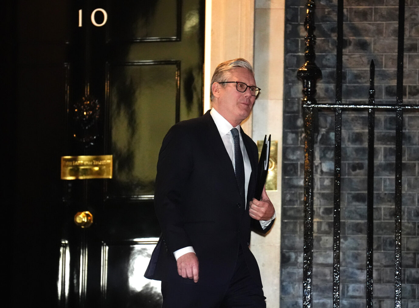 Rücktrittsforderungen, Skandale und schlechte Umfragewerte setzen den Premier und Labour-Chef Keir Starmer zunehmend unter Druck. Foto: picture alliance / empics | James Manning