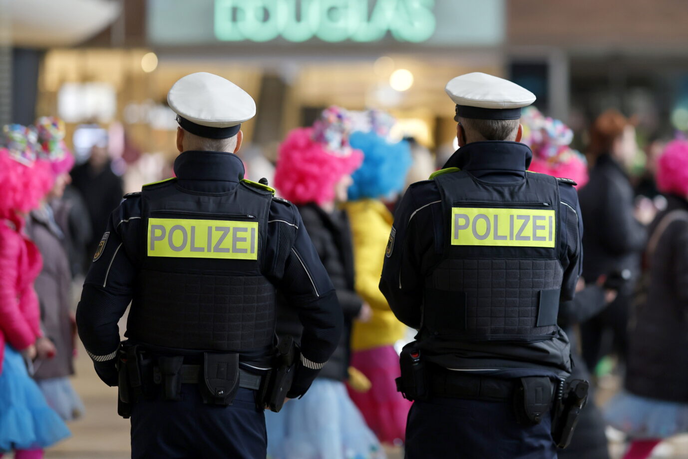 Alles andere als friedlich und ausgelassen verlier bislang der Karneval in NRW. Die Polizei steht im Dauereinsatz. Foto:picture alliance / Panama Pictures | Christoph Hardt