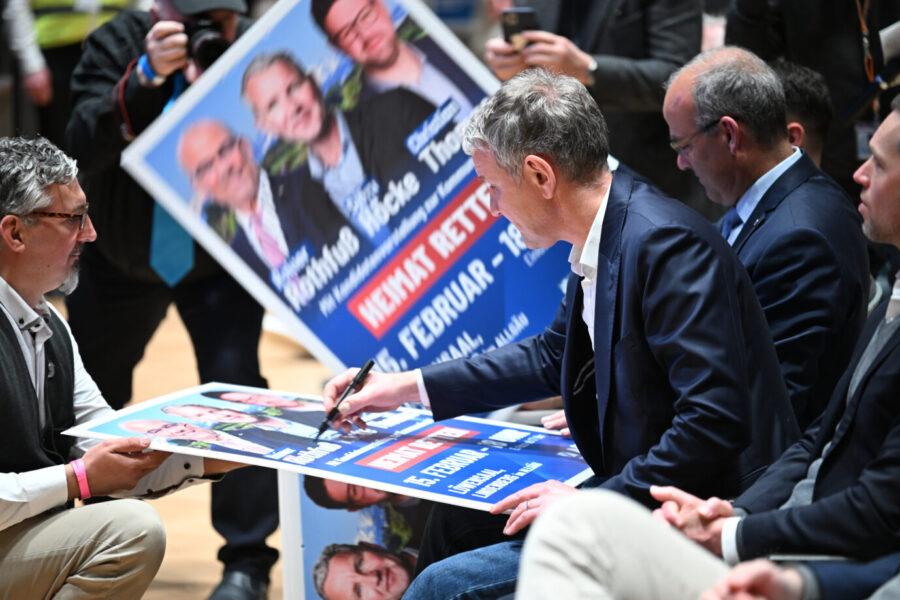 Draußen der Bürgermeister und die Antifa: Drinnen signiert Björn Höcke Wahlplakate.