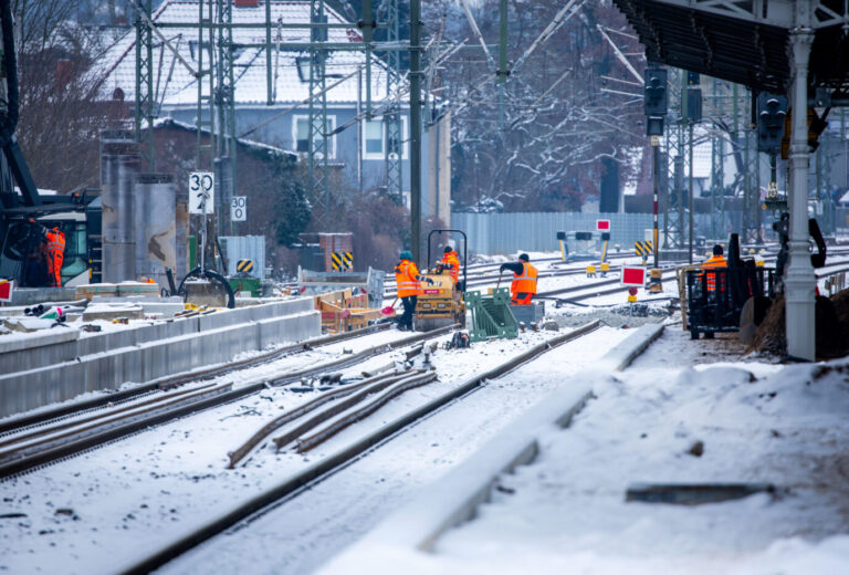 Deutsche Bahn: Statt Zügen bewegen sich auf der Bahnstrecke zwischen Hamburg und Berlin derzeit nur die Bauarbeiter.