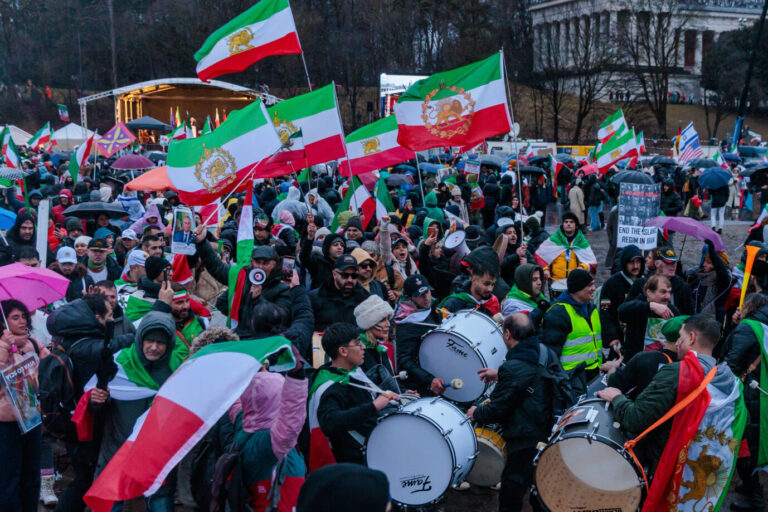 250.000 Menschen sollen an der Iran-Demo in München am vergangenen Samstag teilgenommen haben. Nun stellt sich offenbar heraus, dass deutlich weniger Demonstranten teilgenommen haben.