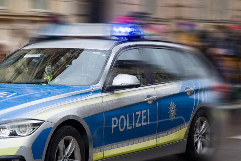Bayerischer Polizeiwagen mit Blaulicht. Ermittler konnten den Nigerianer schnell finden, nachdem er eine Frau vergewaltigt hatte.