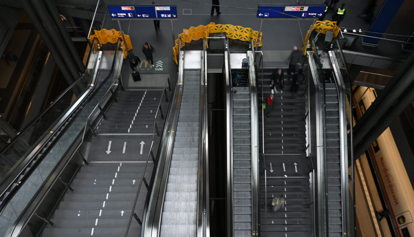 Statt Rolltreppen nun viele Stufen: Am Berliner Hauptbahnhof muß man gut zu Fuß sein.