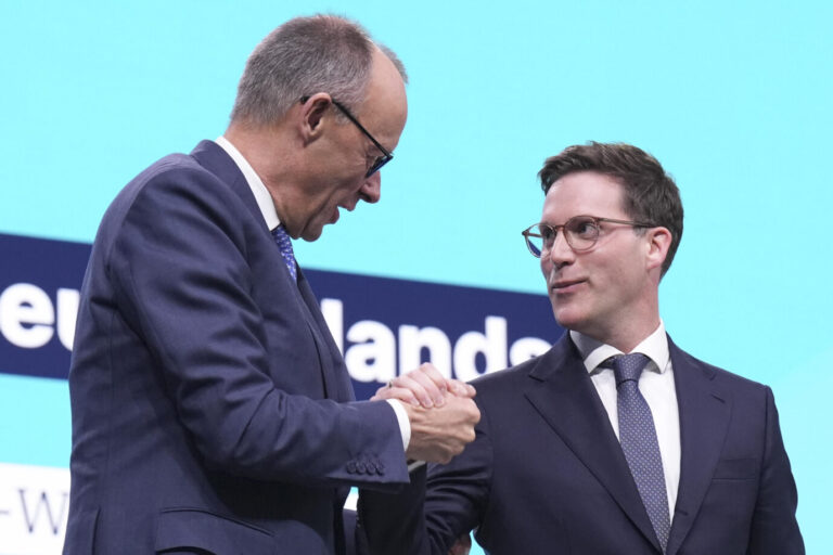 Baden-Württembergs CDU-Spitzenkandidat Manuel Hagel am Freitag mit Kanzler Friedrich Merz (CDU, links) auf dem Parteitag.