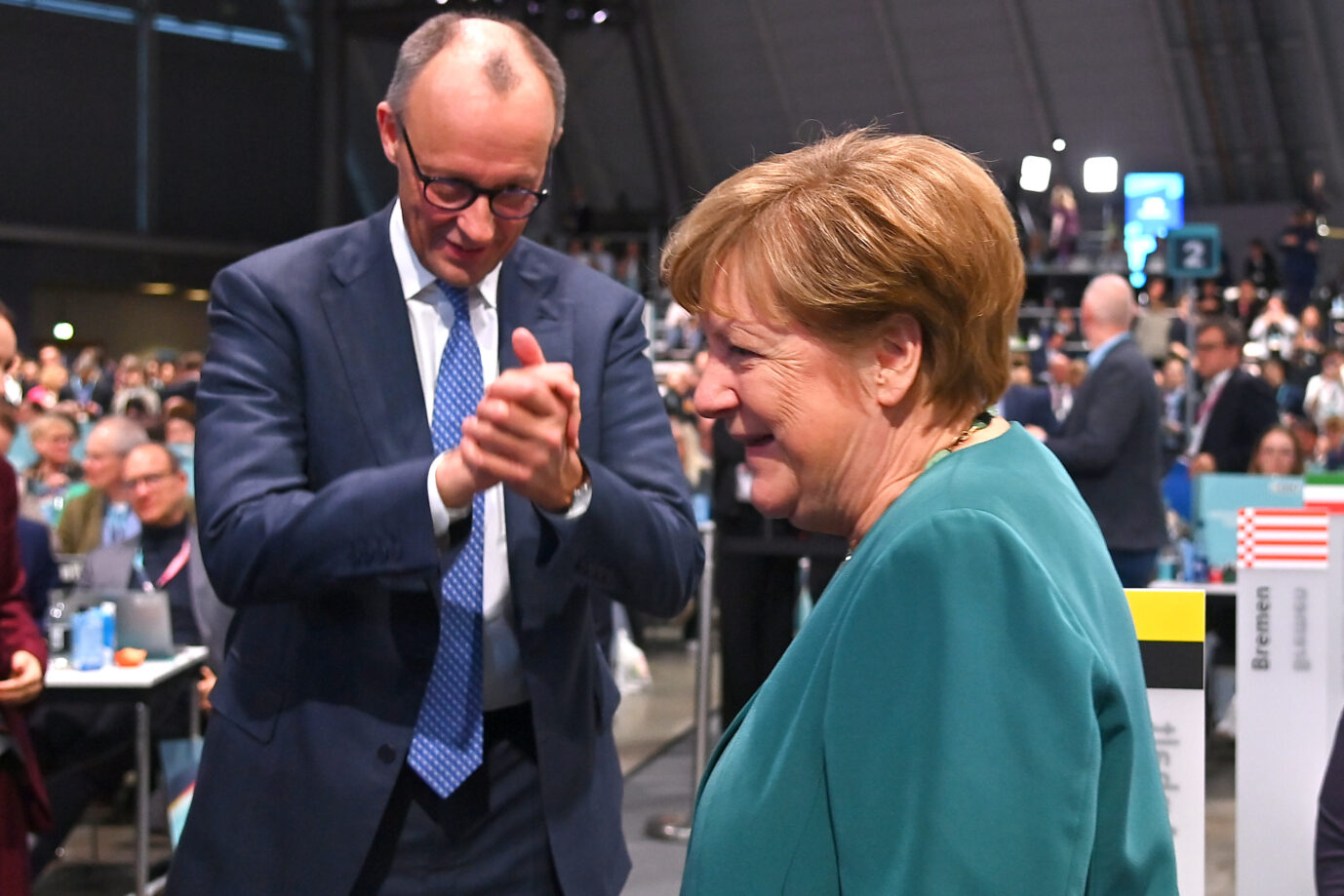 Bundeskanzler Friedrich Merz und Altkanzlerin Angela Merkel beim Parteitag der CDU in Stuttgart. Foto: picture alliance / SvenSimon | Frank Hoermann / SVEN SIMON