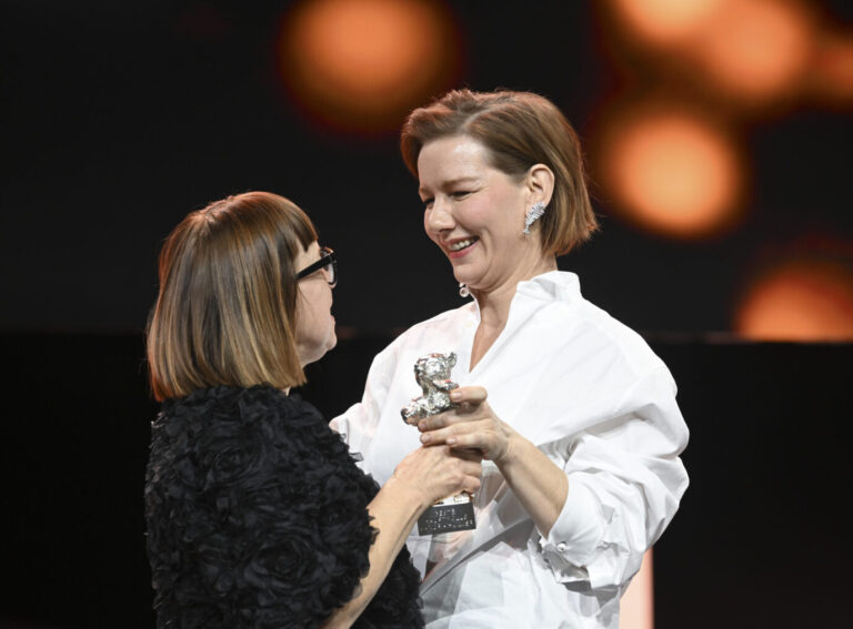 Auszeichnung für Deutschlands bekannte Schauspielerin: Schauspielerin Sandra Hüller (r.) erhält den Silbernen Bären auf der Berlinale.