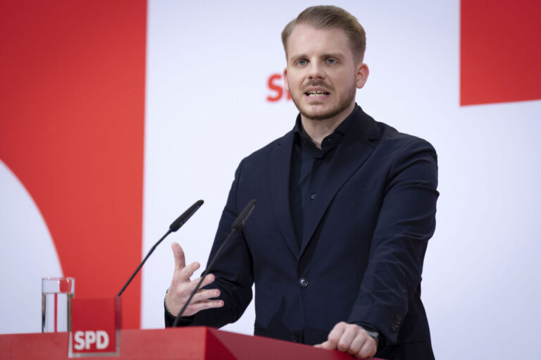 Arbeit soll vor Abschiebung schützen, meint SPD-Generalsekretär Tim Klüssendorf. Foto: picture alliance / Geisler-Fotopress | Bernd Elmenthaler/Geisler-Fotopr