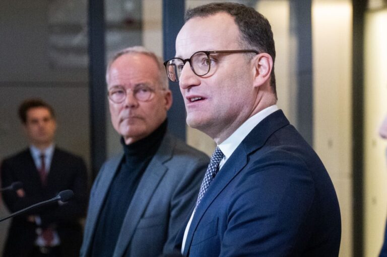 Die Fraktionschefs Jens Spahn (CDU/CSU, vorn) und Matthias Miersch (SPD) stellen die Eckpunkte für das neue Heizungsgesetz vor.