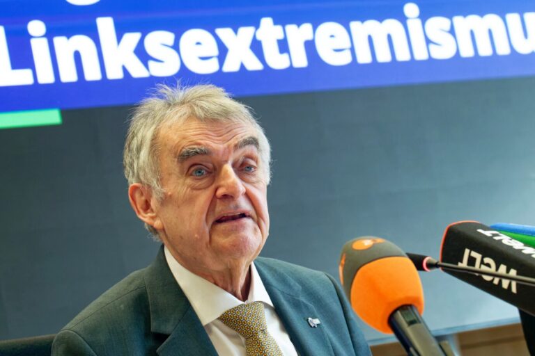 Nordrhein-Westfalens Innenminister Herbert Reul (CDU): Für ihn tritt der Linksextremismus „unsere Art zu leben mit Füßen“. (Themenbild)
