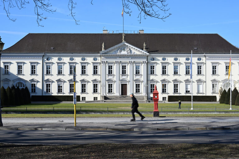 Das Schloß Bellevue und die dazugehörenden Gebäude werden saniert. Bundespräsident Frank-Walter Steinmeier muß umziehen.