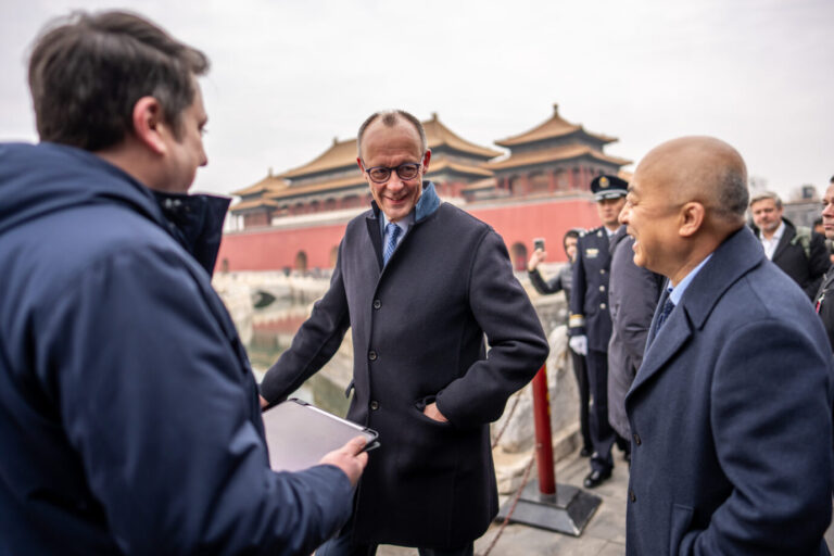 Bundeskanzler Friedrich Merz (CDU) besucht die Verbotene Stadt im Zentrum der chinesischen Hauptadt Peking und läßt sich von Dominic Hosner, Leiter des Deutschen Archäologischen Inistitus (DAI) Peking und Wang Xudong, Direktor des Palastmuseums, die historischen Stätten erläutern. Foto: picture alliance/dpa | Michael Kappeler