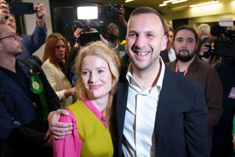 Grünen-Parteichef Zack Polanski (r.) und seine neue Unterhausabgeordnete Hannah Spencer: Erklärten Nigel Farages Reform UK zum Hauptgegner. (Themenbild)
