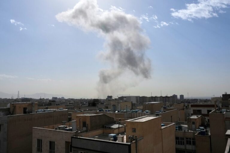 Rauchsäulen im Iran: Israel startete am Samstag nach eigenen Angaben einen Präventivschlag. Foto:picture alliance / ASSOCIATED PRESS | Vahid Salemi