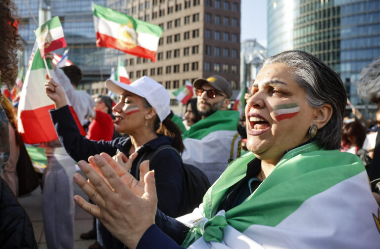 Eine Frau demonstriert in Berlin gegen Irans islamistische Führung: 1.600 Personen kamen dort zusammen. Foto: picture alliance / Jochen Eckel | R4660 Jochen Eckel