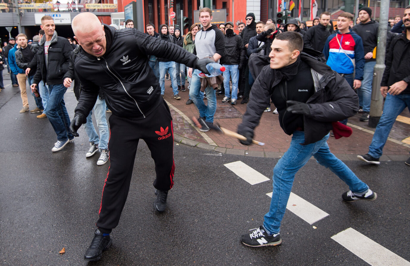 dpatopbilder Bei einer Demonstration der Gruppierung «Hooligans gegen Salafisten» («Hogesa») und Gegendemonstrationen am 25.10.2015 in Köln (Nordrhein-Westfalen) kommt es zu Auseinandersetzungen. Die Polizei rechnet insgesamt mit bis zu 23.000 Teilnehmern. Foto: Marius Becker/dpa +++ dpa-Bildfunk +++. Deutschfeindliche Straftaten nehmen in der Bundesrepublik zu.