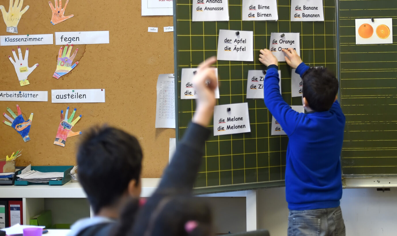 Gerade für Migranten ist es wichtig, Deutsch zu lernen (Archivbild).