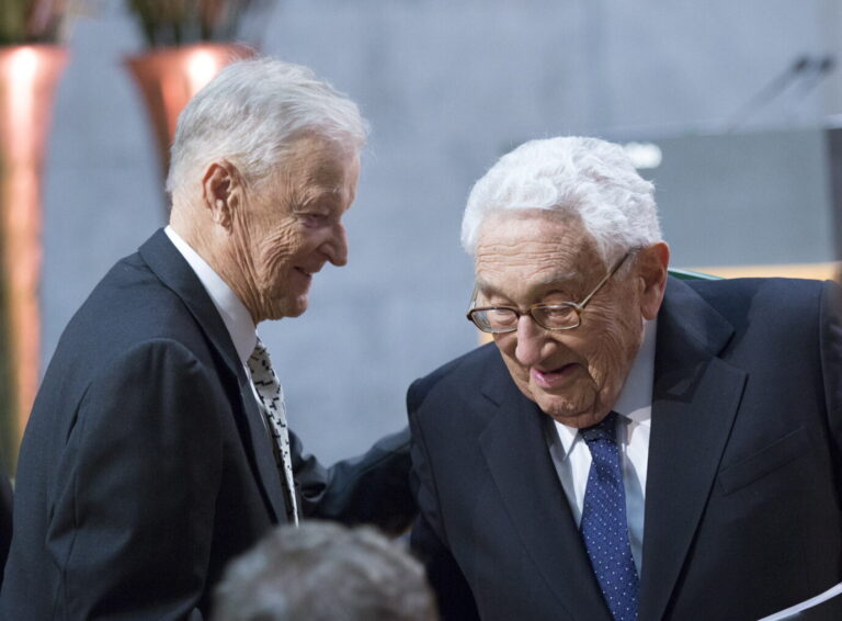 Der ehemalige US-Sicherheitsberater Zbigniew Brzezinski (links) und der Ex-US-Außenminister Henry Kissinger: Der polnischstämmige Politberater beeinflußte den Verlauf des Kalten Kriegs maßgeblich (Archivbild).