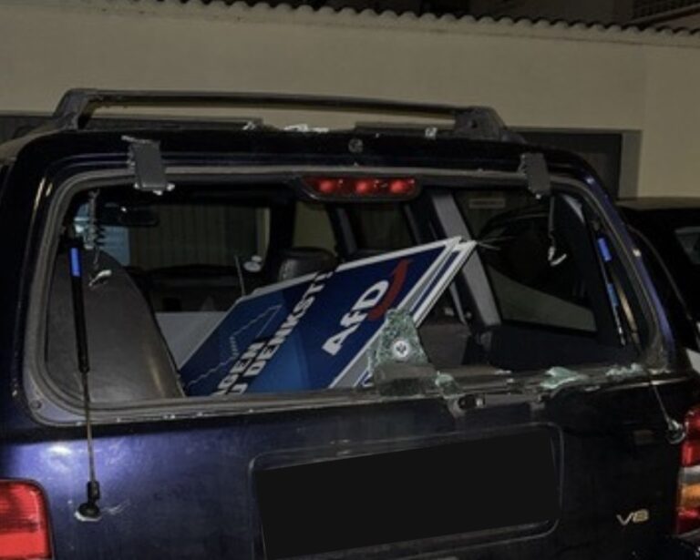 Abgestellter dunkler Pkw mit zerstörter Heckscheibe, im Innenraum liegen AfD-Wahlplakate. Der Wagen wurde beim Plakatieren in Frankfurt-Rödelheim beschädigt, der Staatsschutz ermittelt wegen eines möglichen politischen Hintergrundes. Eingeschlagene Heckscheibe eines Pkw in Frankfurt-Rödelheim: Das Fahrzeug war während einer nächtlichen Plakatieraktion mit AfD-Wahlplakaten beladen. Foto: privat
