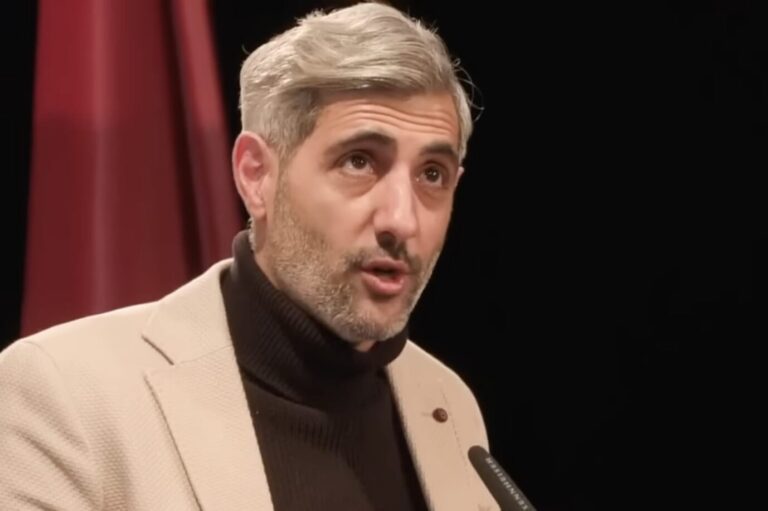 NDR-Journalist Michel Abdollahi beim „Prozeß gegen Deutschland“: Nur seine Rede zum AfD-Verbot ist auf YouTube verfügbar. (Themenbild)