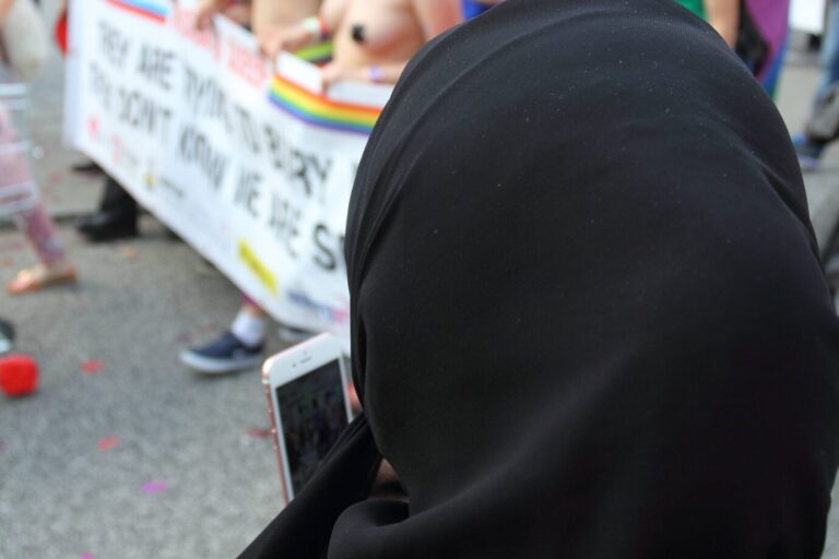 Der Islam mit dem CSD auf deutschen Straßen. Buntland ist, wenn eine Muslima einen CSD-Umzug filmt.