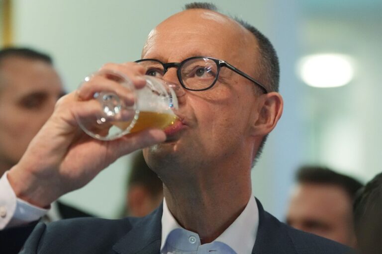 Das Bild zeigt den Bundeskanzler Friedrich Merz von der CDU mit einem Bier.