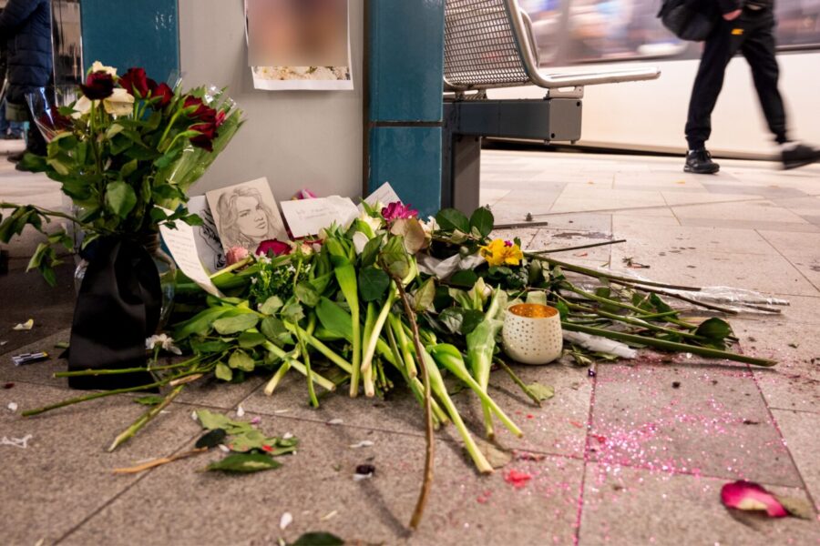 Blumen liegen im U-Bahn «Wandsbek-Markt». Nachdem sich eine Person auf dem Bahnsteig einen anderen Menschen gegriffen und sich mit ihm vor die einfahrende U-Bahn gestürzt hat ermittelt die Mordkommission. Viele Asylbewerber sind psychisch krank, die Gründe dafür sind vielfältig.