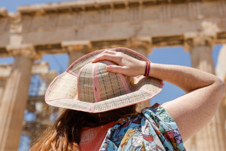 Das Bild zeigt eine Frau, die die Akropolis bestaunt. Der Westen entstand aus der Adaption und Veränderung verschiedenster kultureller Einflüsse.