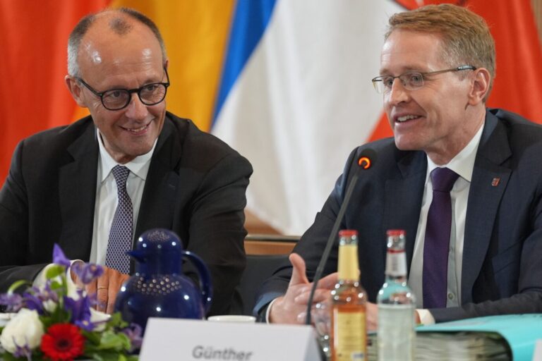 Das Bild zeigt Bundeskanzler Friedrich Merz von der CDU und den Ministerpräsidenten von Schleswig-Holstein, Daniel Günther, ebenfalls von der CDU. Beide befürworten ein Social-Media-Verbot für Kinder und Jugendliche.