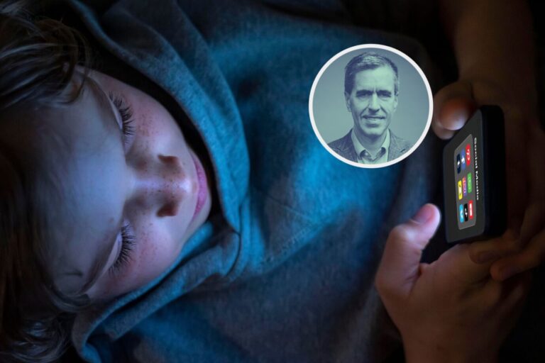 Ein Kind liegt im Dunkeln und blickt auf das leuchtende Display eines Smartphones mit Social-Media-Apps; die Diskussion über Altersgrenzen und Kontrolle im Netz betrifft neben Jugendlichen auch erwachsene Bürger. Smartphone in Kinderhand: Unter dem Stichwort Jugendschutz wächst der staatliche Zugriff auf das Netz. Foto: picture alliance / Jochen Tack | Jochen Tack