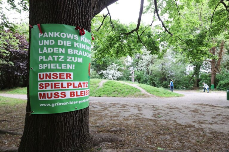 Protestplakat gegen den Plan der Gesobau für eine Flüchtlingsunterkunft in Pankow.