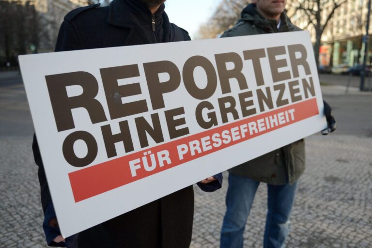 Ein Schild von „Reporter ohne Grenzen“