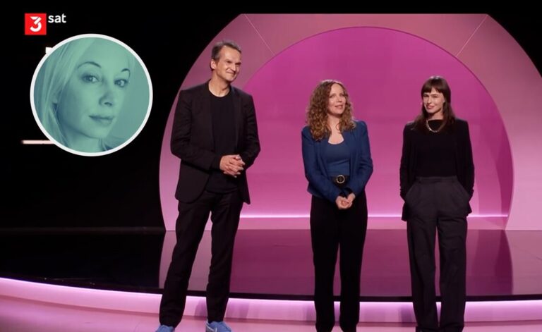 Sarah Bosetti (m.) warnt in ihrer ÖRR-Sendung vor dem Faschismus des Donald Trump.