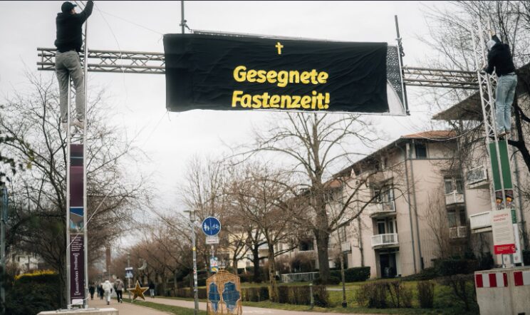 Mitglieder der Identitären Bewegung wollen sich die von der Stadt Freiburg errichtete Ramadan-Beleuchtung nicht gefallen lassen. Foto: zVg