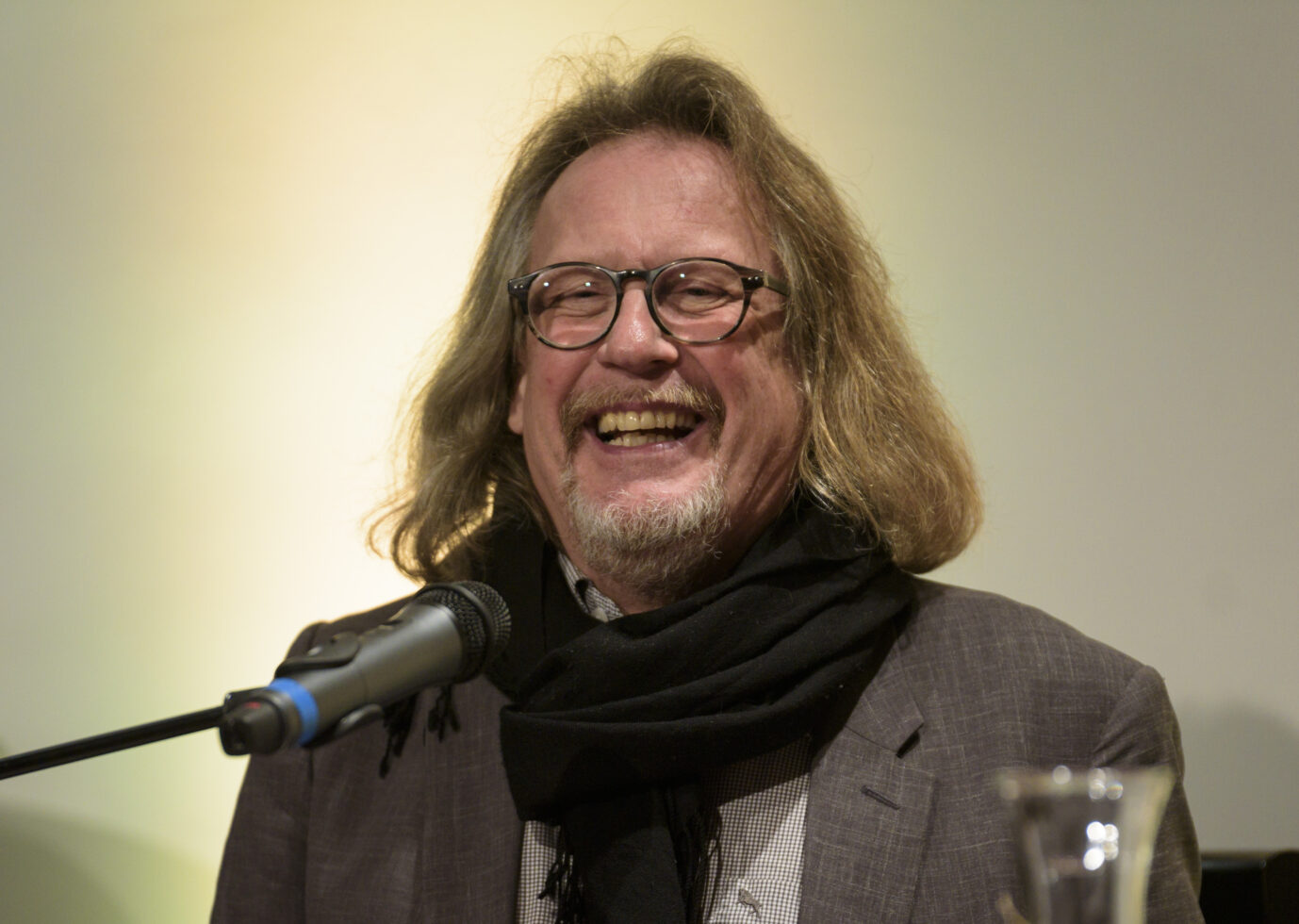 Der Publizist Harald Martenstein trägt einen Schal um den Hals und lacht herzhaft