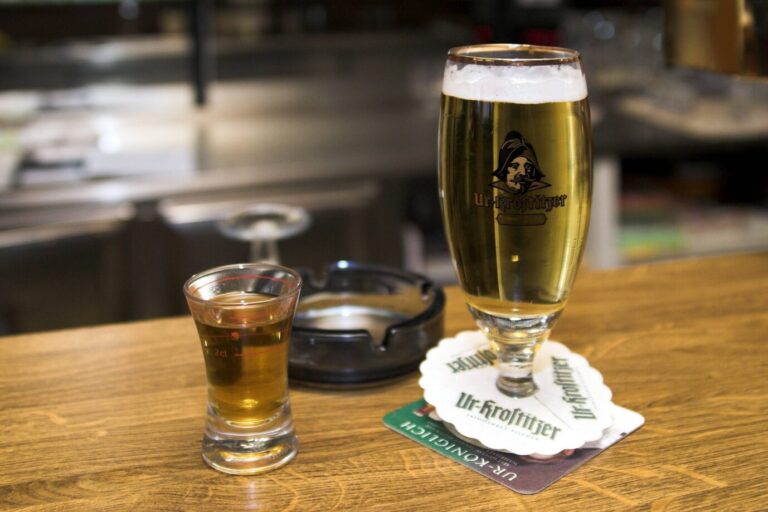 Auf einem Holztresen stehen ein Bier und ein Schnaps. So etwas nennet man Herrengedeck, also so wie den Titel des Romans von Volker Zierke, welches die Müdigkeit der deutschen Rechten behandelt