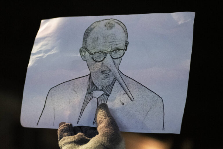 Bundeskanzler Friedrich Merz mit einer Pinocchio-Nase