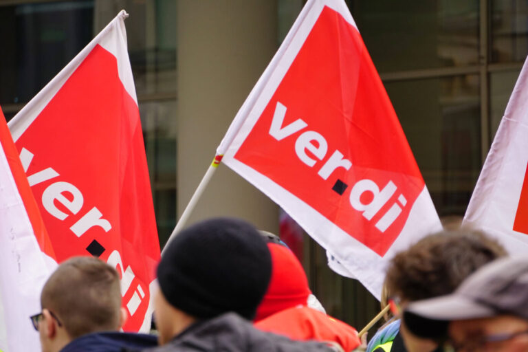 Fahnen der Gewerkschaft Verdi
