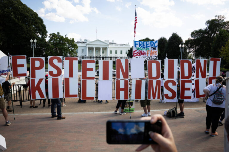 Viele Leute zweifeln am Selbstmord von Jeffrey Epstein. Was ist in seiner Todesnacht wirklich passiert? Foto: IMAGO / NurPhoto