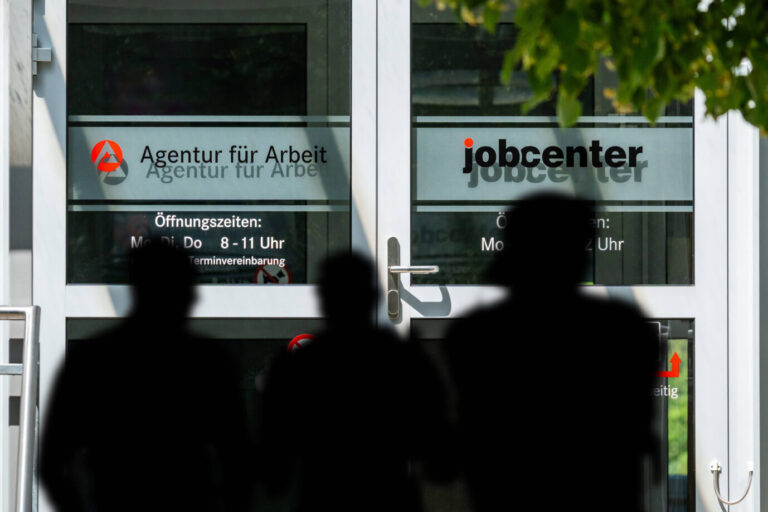 Menschen vor der Agentur für Arbeit: Schweden und Dänemark zeigen, dass man nicht im Sozialstaat gefangen sein muß.
