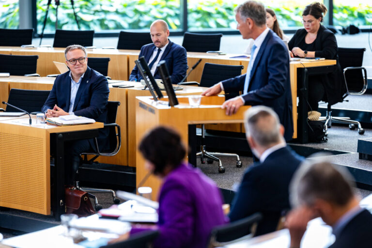 Björn Höcke am Rednerpult im Thüringer Landtag, während Ministerpräsident Mario Voigt von der Regierungsbank aus zuhört. Die Aufnahme entstand während der Debatte über das konstruktive Mißtrauensvotum. Mißtrauensvotum abgelehnt: Björn Höcke (AfD) spricht am Rednerpult, Ministerpräsident Mario Voigt (CDU) verfolgt die Debatte von der Regierungsbank aus. Foto: IMAGO / Bild13